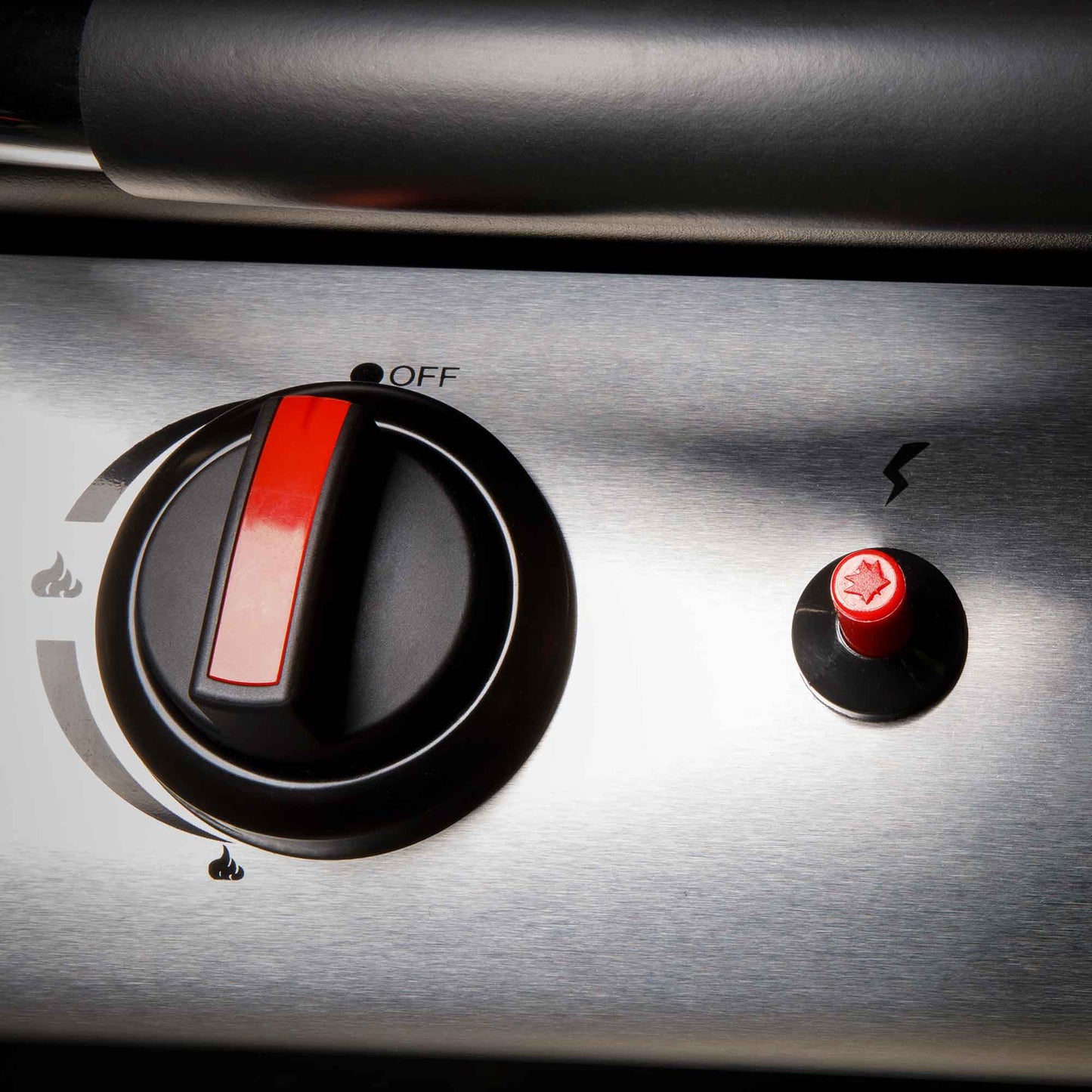 4 Burner Gas BBQ Grill with Piezo Ignition, Built-In Thermometer, Black/Stainless Steel - DG15