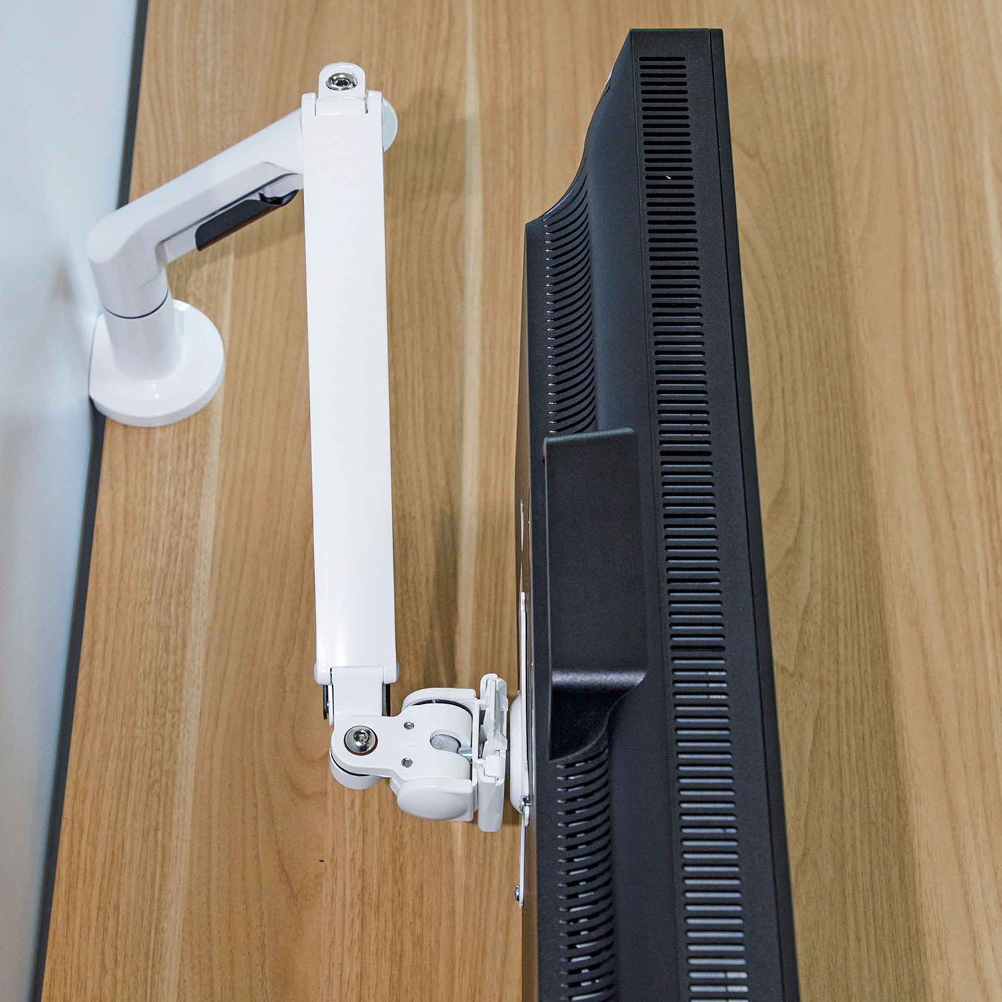 Single Monitor Arm, Adjustable & Rotating 12kg Load Capacity, 17-36" Screens - White - DH26