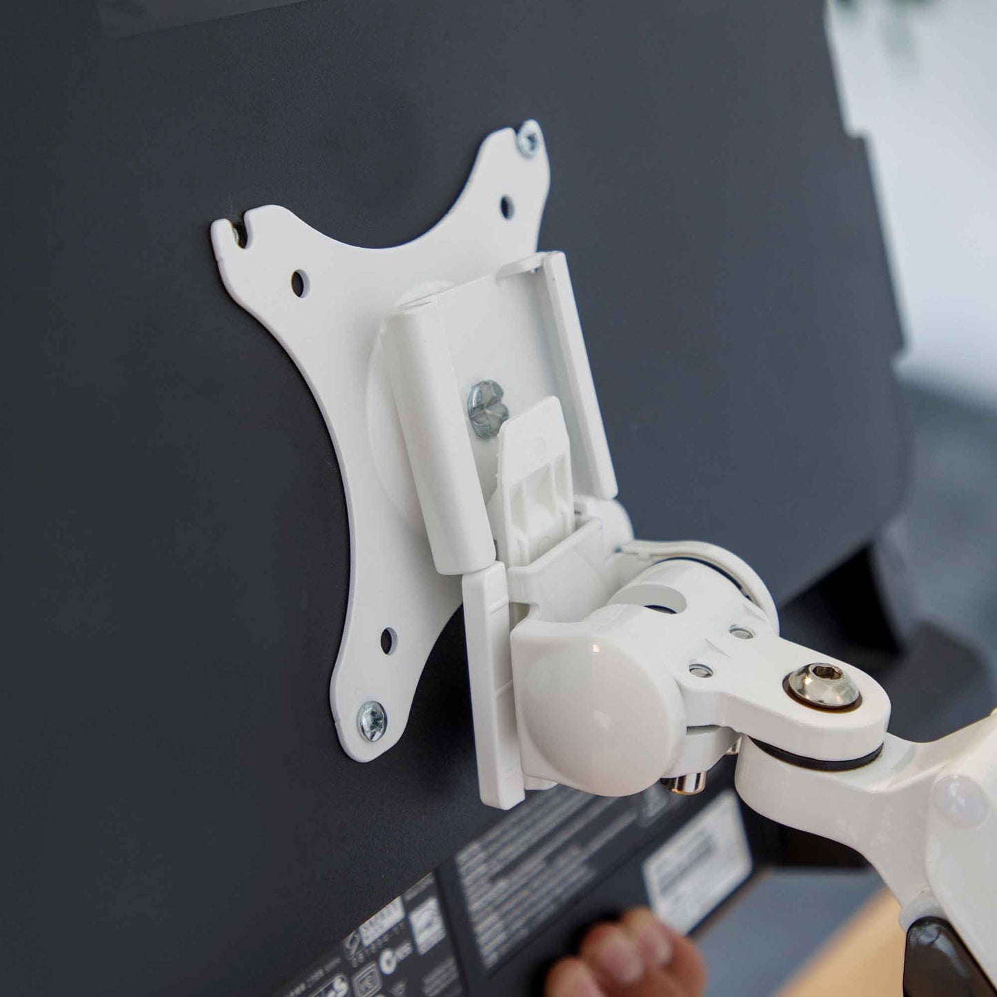 Single Monitor Arm, Adjustable & Rotating 12kg Load Capacity, 17-36" Screens - White - DH26