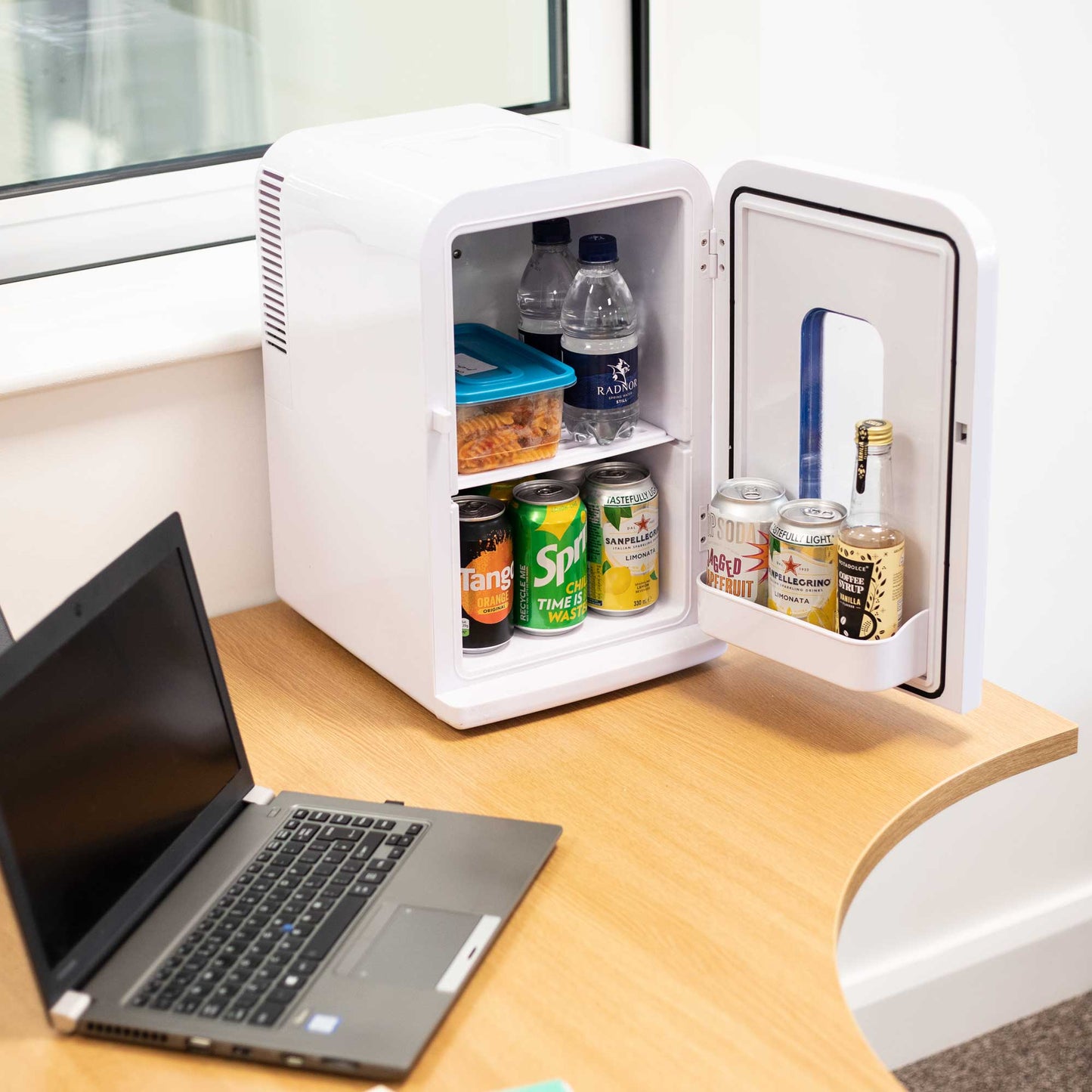 Baridi 15L Mini Fridge Cooler, 12V/230V, For Makeup, Cars, Bedrooms, Camping, White - DH94