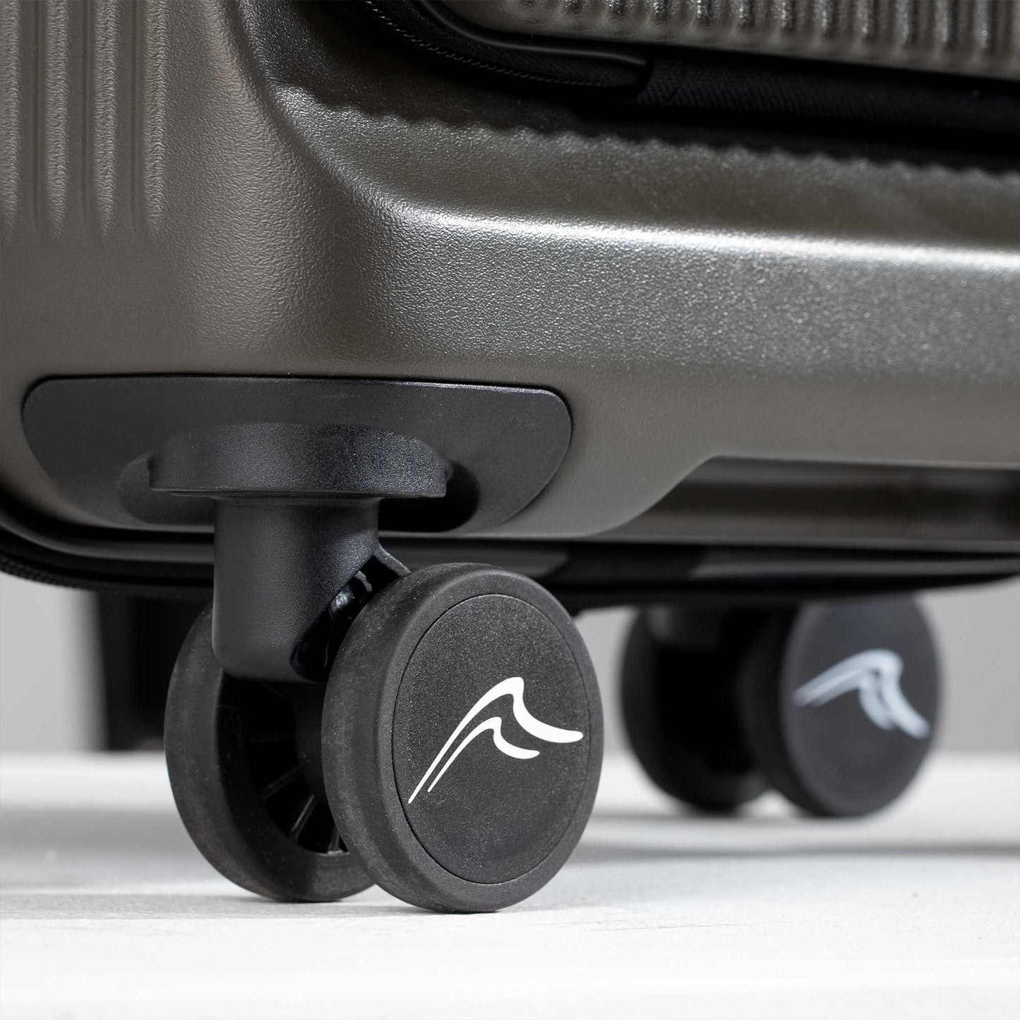 Dellonda 20" Cabin Size Luggage with Laptop Compartments, Dual TSA Lock, USB & 4 360° Wheels - DL157