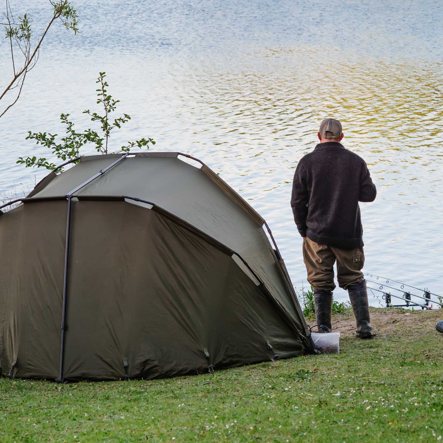 2-Man Fishing Bivvy/Carp Tent, Lightweight & Waterproof with Two Bedchairs - DL142