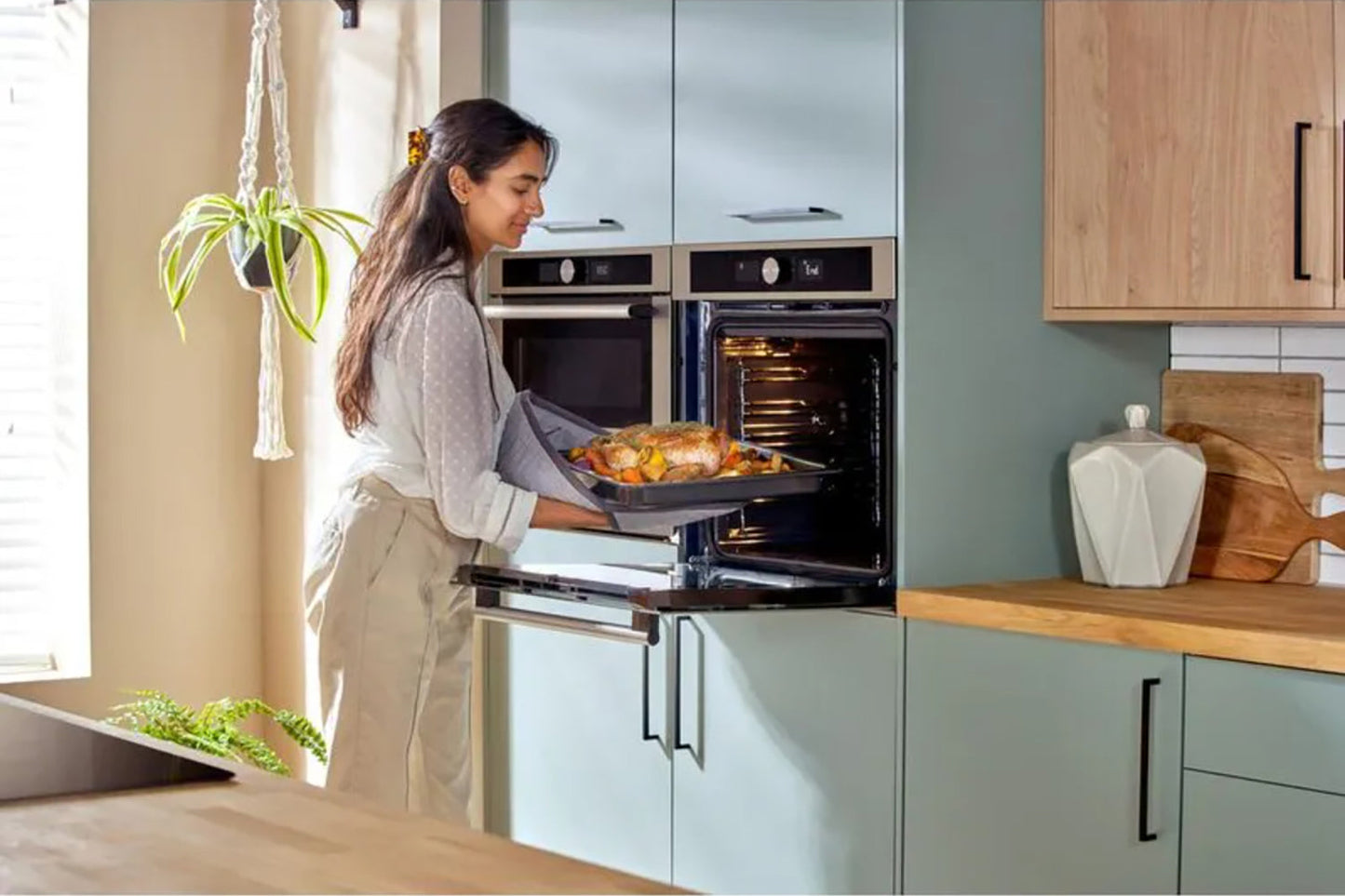 Hotpoint Class 4 Built-in Electric Single Oven | SI4854HIX