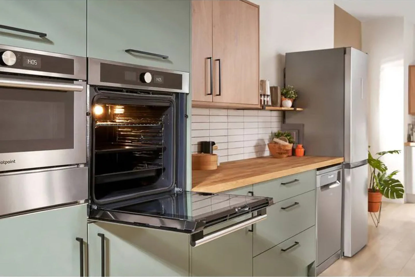 Hotpoint Class 4 Built-in Electric Single Oven | SI4854HIX